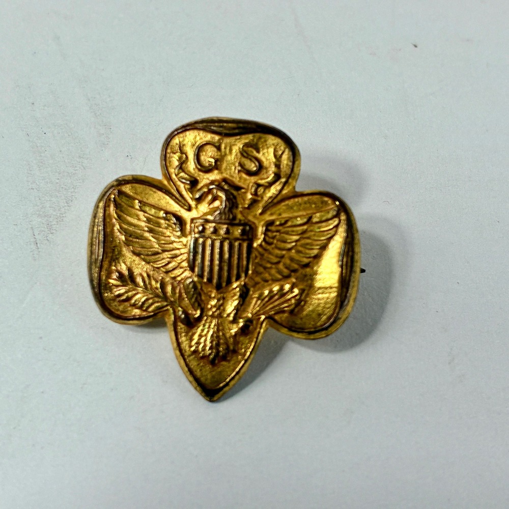VTG 1960s Girl Scouts Trefoil Membership Pin Gold Tone Eagle Shield GS Logo Pin